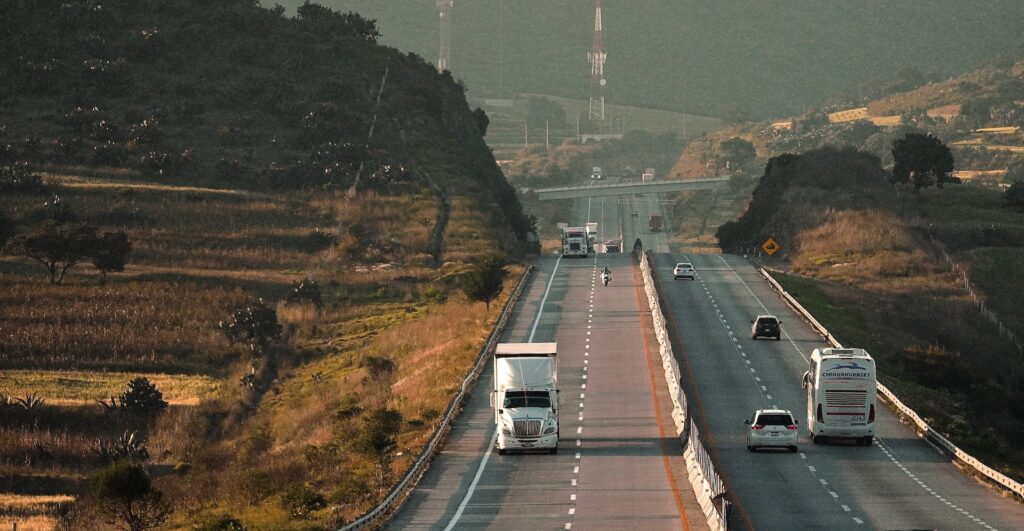 Venta De Autobuses Camiones Y Tractocamiones Con El Viento A Favor