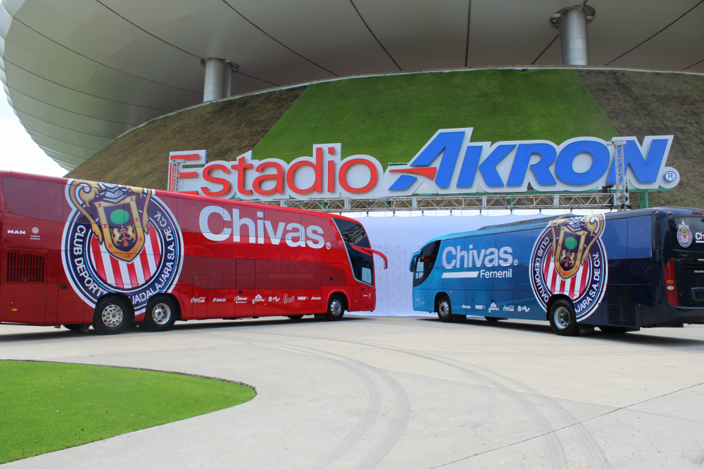 Autobuses MAN de Chivas en el estadio Chivas.