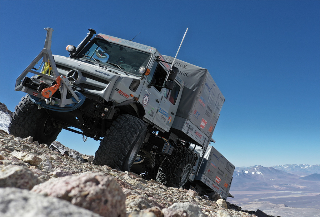 Dos Unimog de Mercedes Benz rompen récord de altura