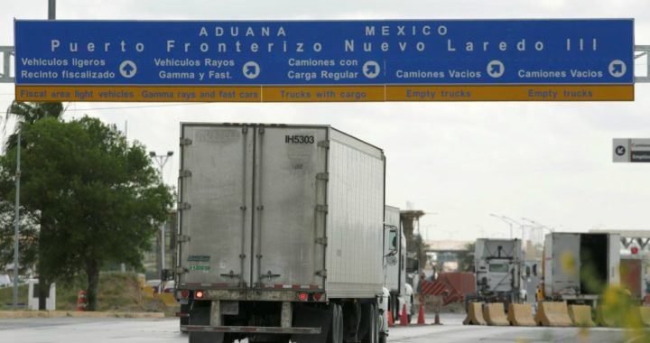Estados Unidos no cerrará su frontera con México, pero habrá restricciones.