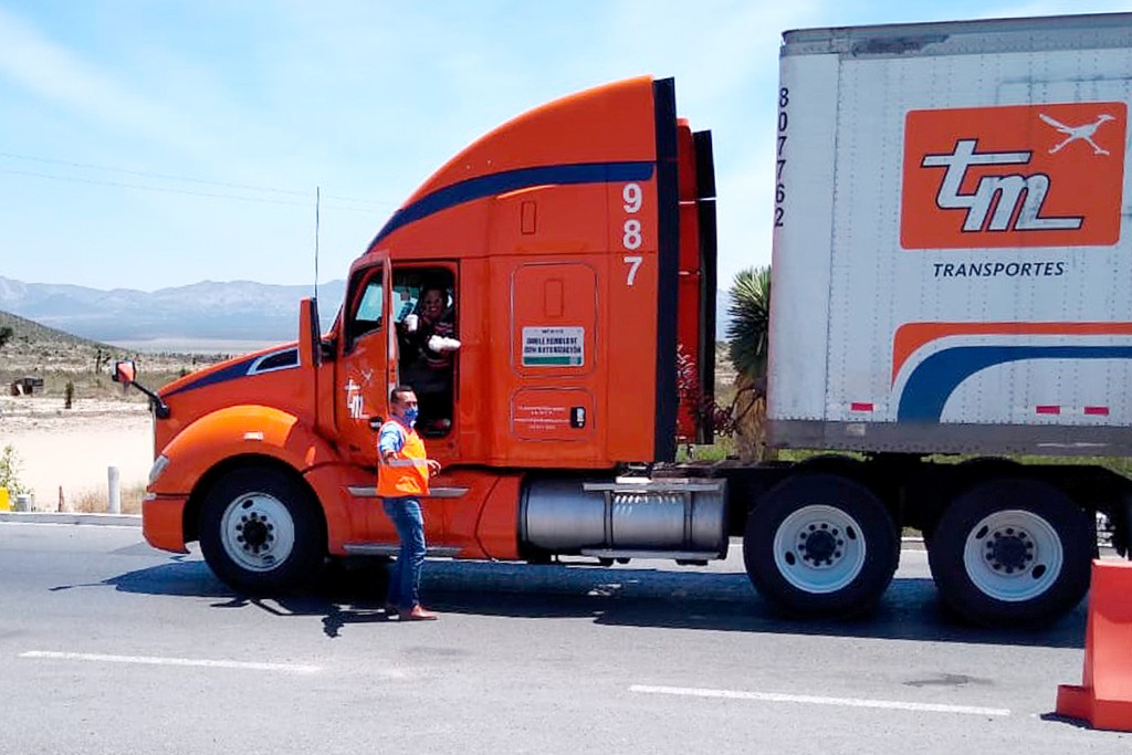 Alianza Trayecto entrega alimentos a operadores en la carretera durante coronavirus.