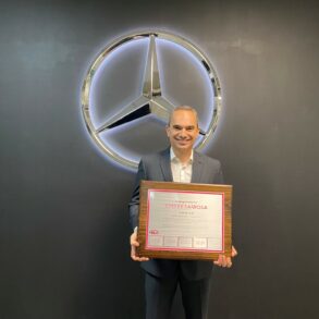 Mercedes-Benz Autobuses - Distintivo Rosa