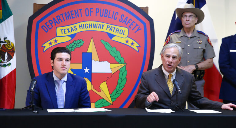 Gobiernos de NL y Texas firman acuerdo que suspende la inspección a camiones