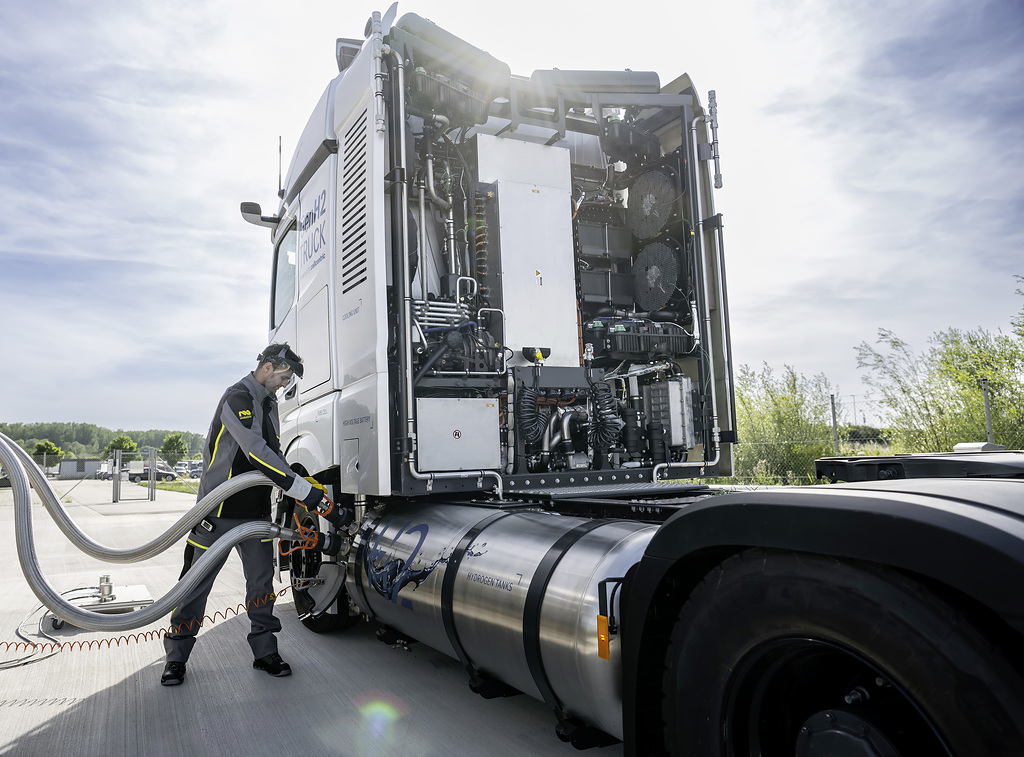 Daimler Truck prueba camión de pila de combustible con hidrógeno líquido