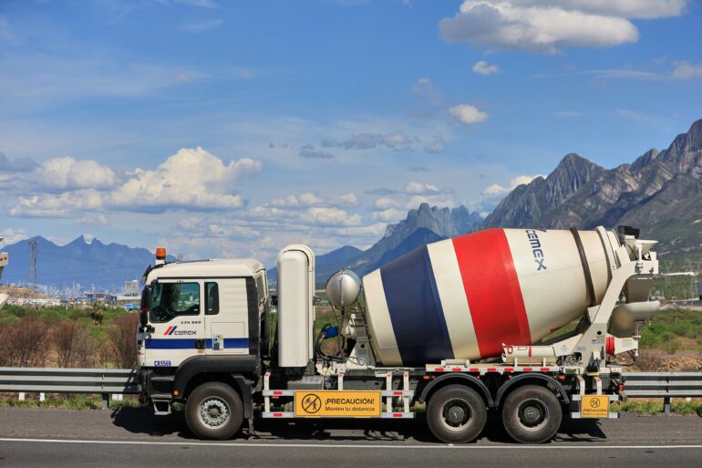Continúa descarbonización en CEMEX con la compra de camiones a gas