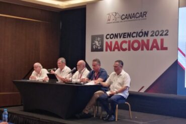 Navistar y CANACAR actualizan convenio