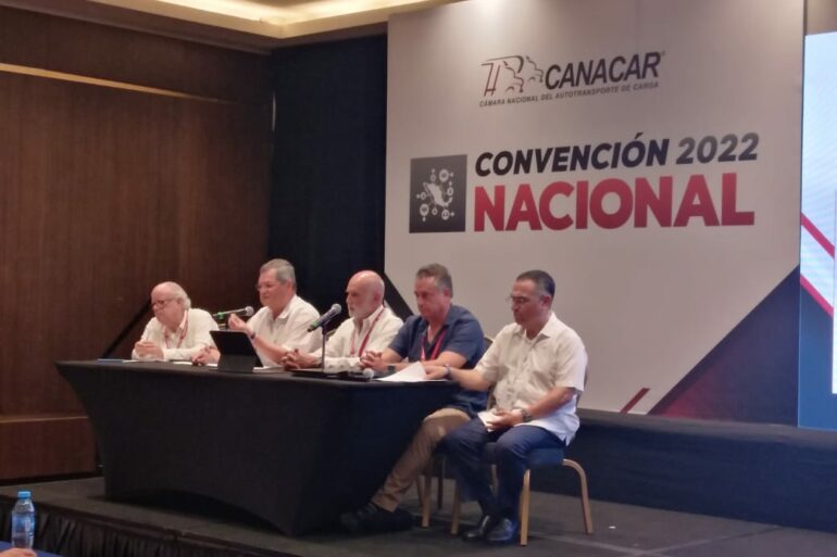 Navistar y CANACAR actualizan convenio