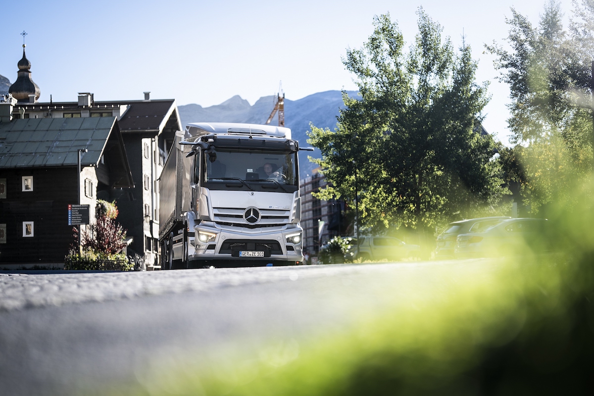 Validan rendimiento y durabilidad de Mercedes-Benz eActros 300 