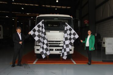 Isuzu da banderazo de salida a unidad 10 mil en México