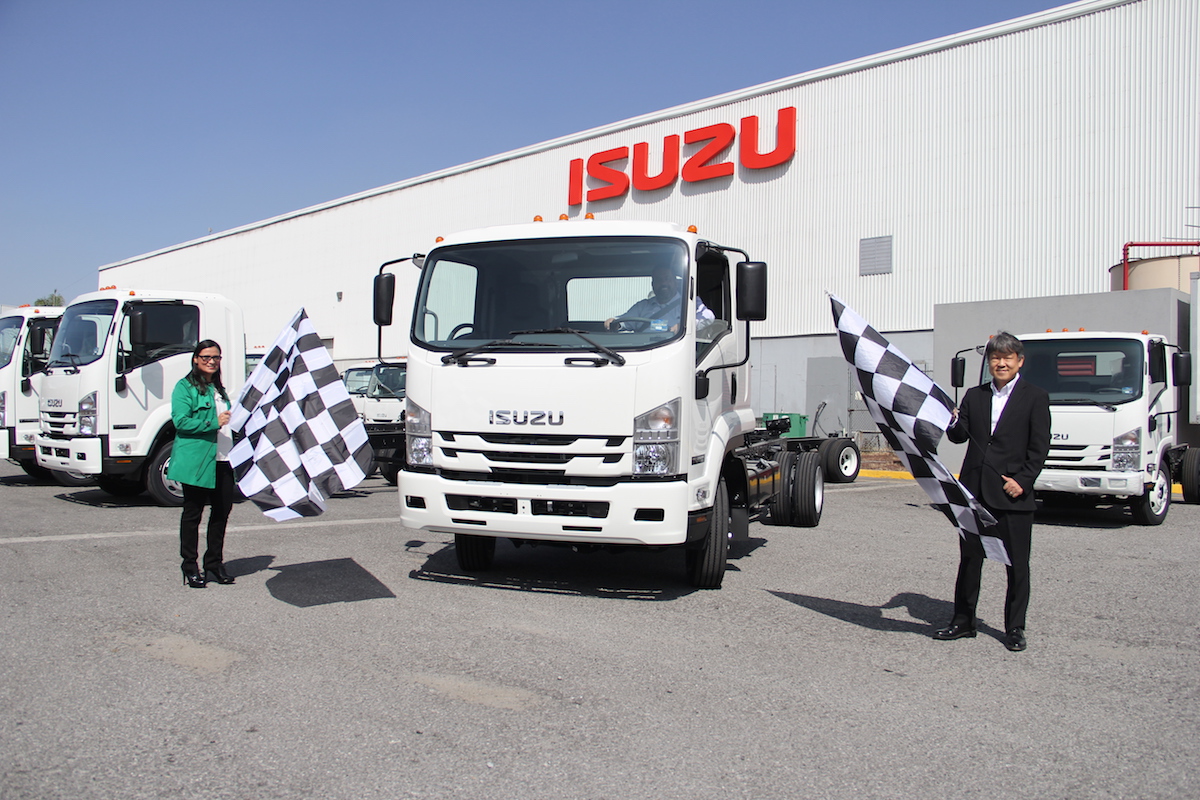 Isuzu da banderazo de salida a unidad 10 mil en México