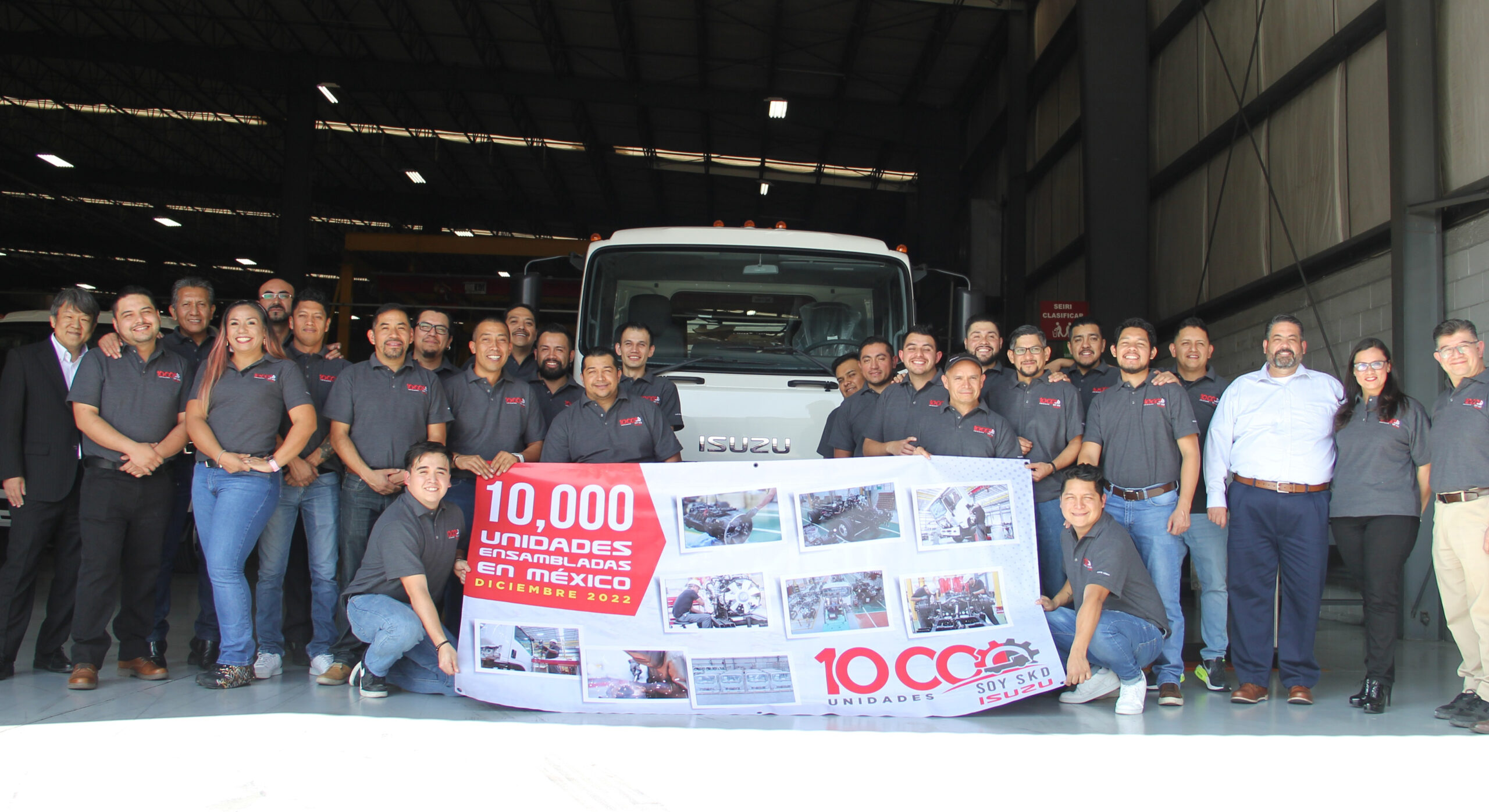 Isuzu da banderazo de salida a unidad 10 mil en México