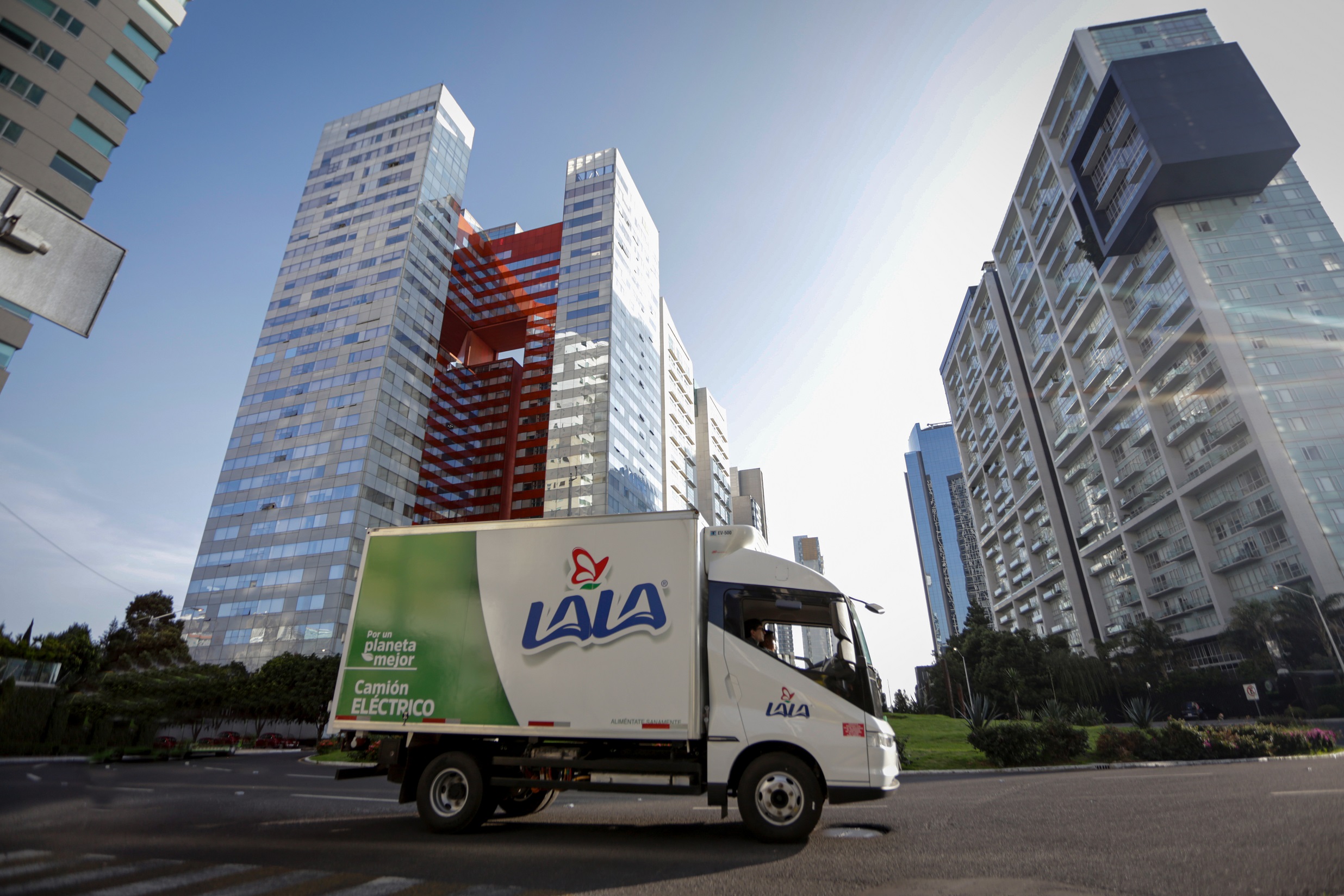 Grupo Lala adquiere camiones refrigerados 100% eléctricos 