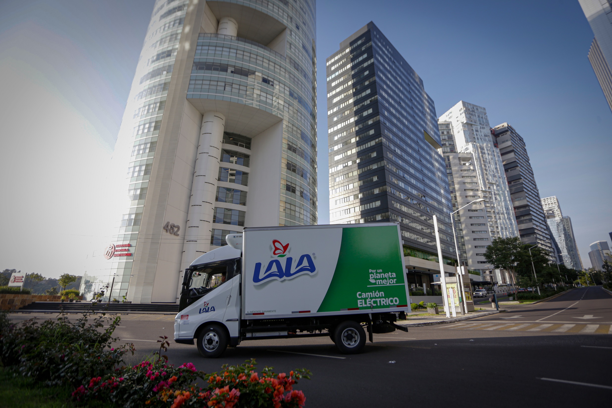 Grupo Lala adquiere camiones refrigerados 100% eléctricos 