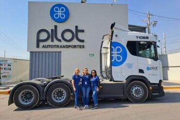 Contratan a tres mujeres egresadas del programa Conductoras Scania