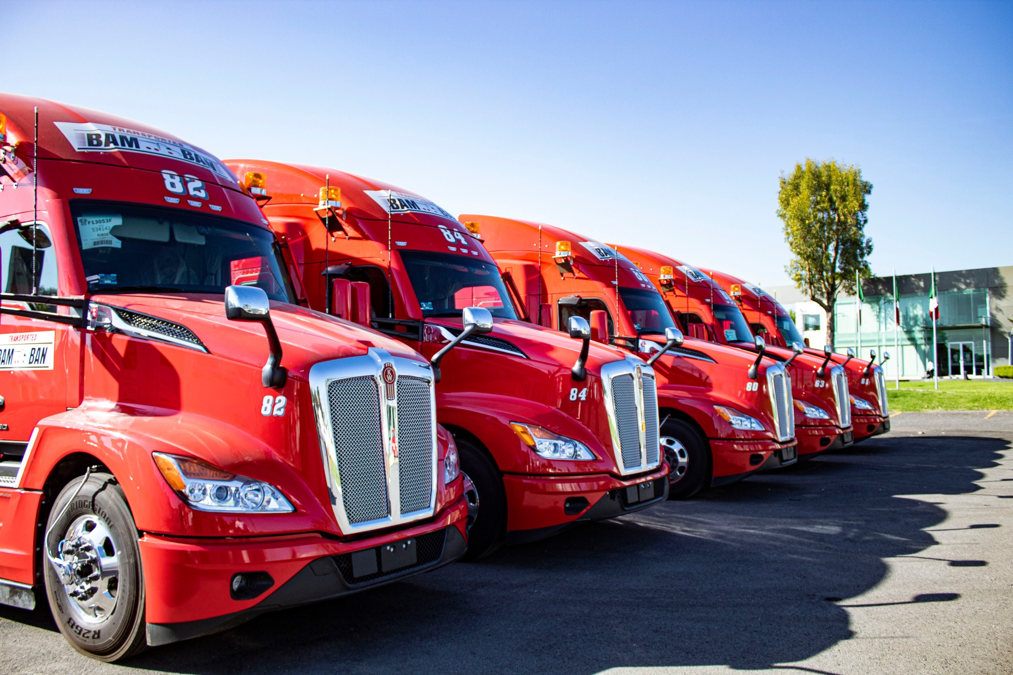 Transportes BamBan refuerza su servicio con tractocamiones Kenworth 