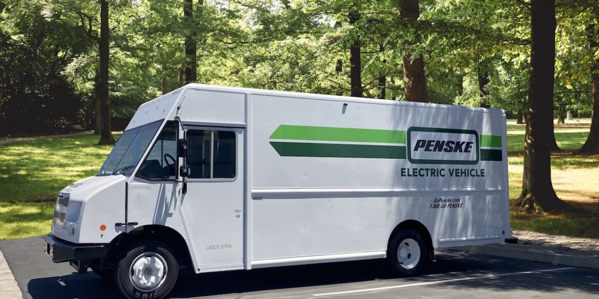 Penske Truck Leasing recibió dos camionetas eléctricas Freightliner MT50e