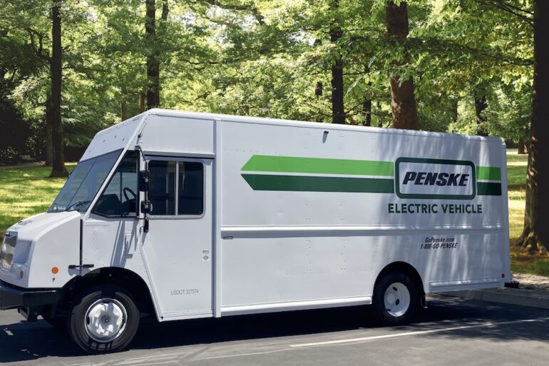 Penske Truck Leasing recibió dos camionetas eléctricas Freightliner MT50e