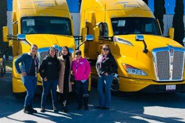 Fletes México contrata a octava mujer egresada de Conductoras Scania