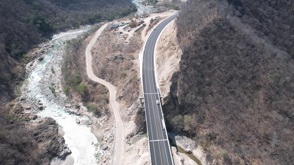 Avanza construcción de autopista Mitla-Entronque Tehuantepec II, en Oaxaca