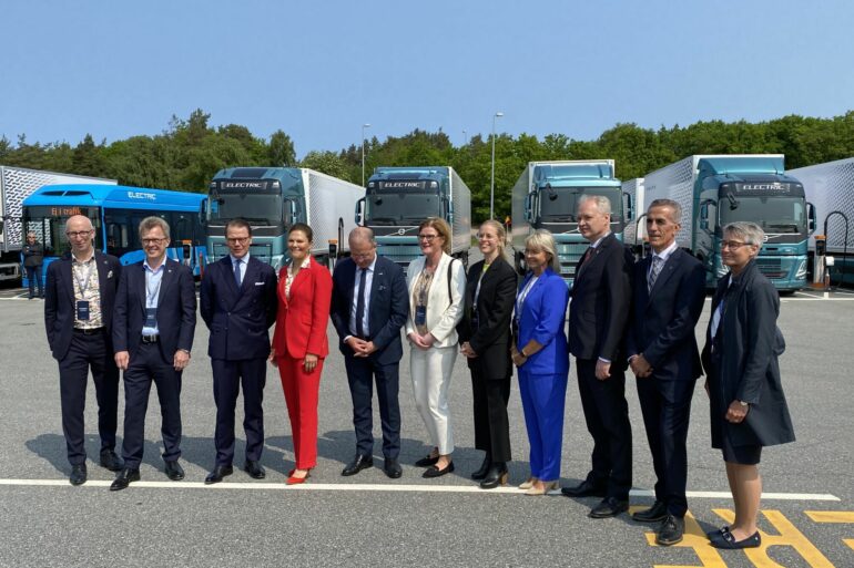 Victoria de Suecia visita Volvo Group