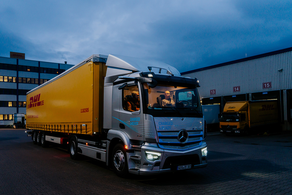 DHL Freight testet neue E-Sattelzugmaschine von Mercedes-Benz: CO2-neutraler Lieferverkehr in das Werk Kassel DHL Freight tests new Mercedes-Benz electric semitrailer truck: CO2-neutral delivery transportation to the Kassel plant