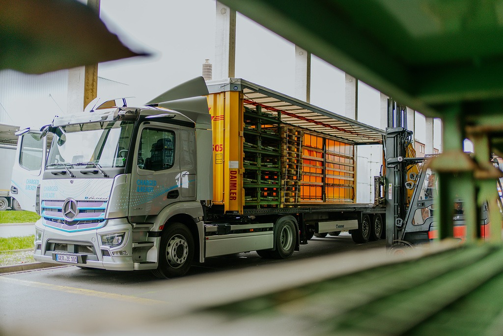 DHL Freight testet neue E-Sattelzugmaschine von Mercedes-Benz: CO2-neutraler Lieferverkehr in das Werk Kassel DHL Freight tests new Mercedes-Benz electric semitrailer truck: CO2-neutral delivery transportation to the Kassel plant