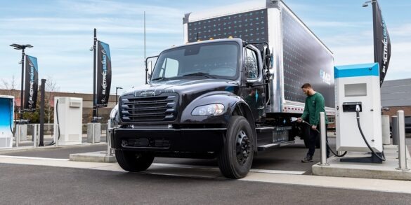 Camión eléctrico Freightliner eM2 se producirá en Portland