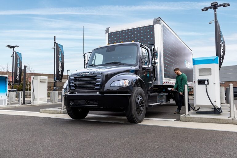 Camión eléctrico Freightliner eM2 se producirá en Portland