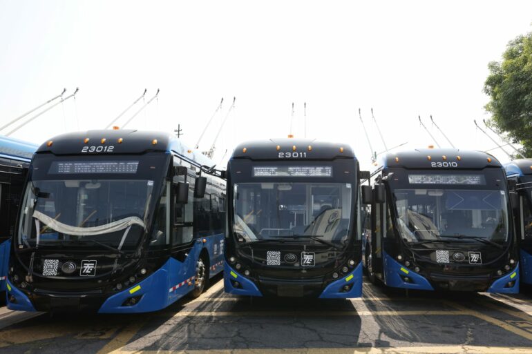 Grupo MIRA entrega 17 trolebuses a CDMX