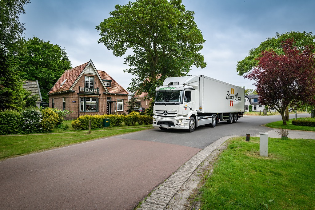 Erste elektrische Sattelzugmaschine mit Stern in den Niederlanden übergeben First electric semitrailer truck with the three-pointed star handed over in the Netherlands