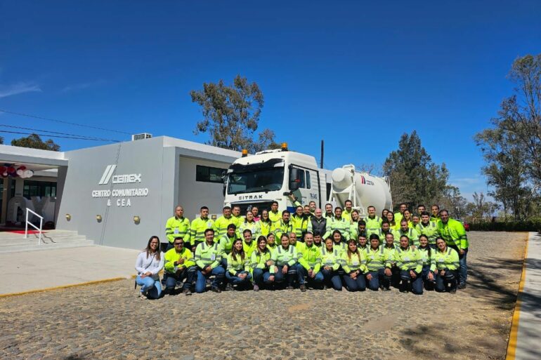 CEMEX capacita a mujeres operadoras de tractocamión en Huichapan