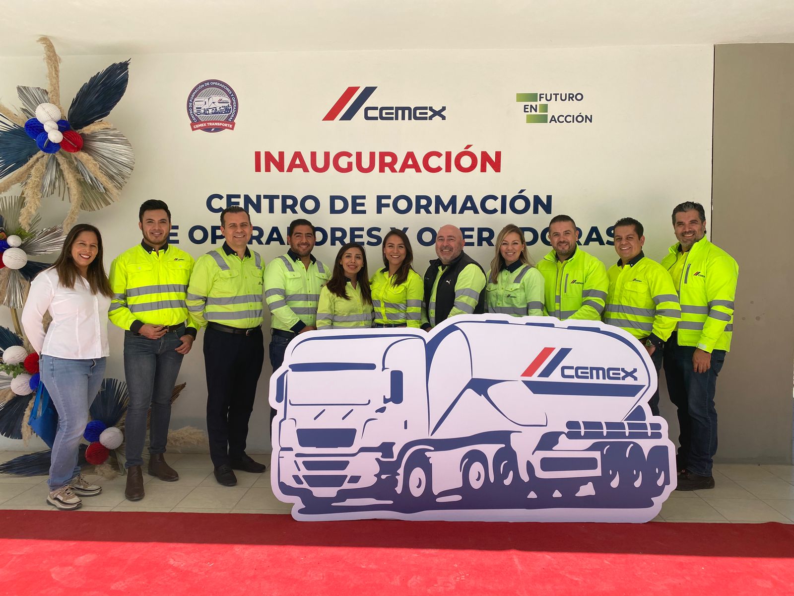 CEMEX capacita a mujeres operadoras de tractocamión en Huichapan