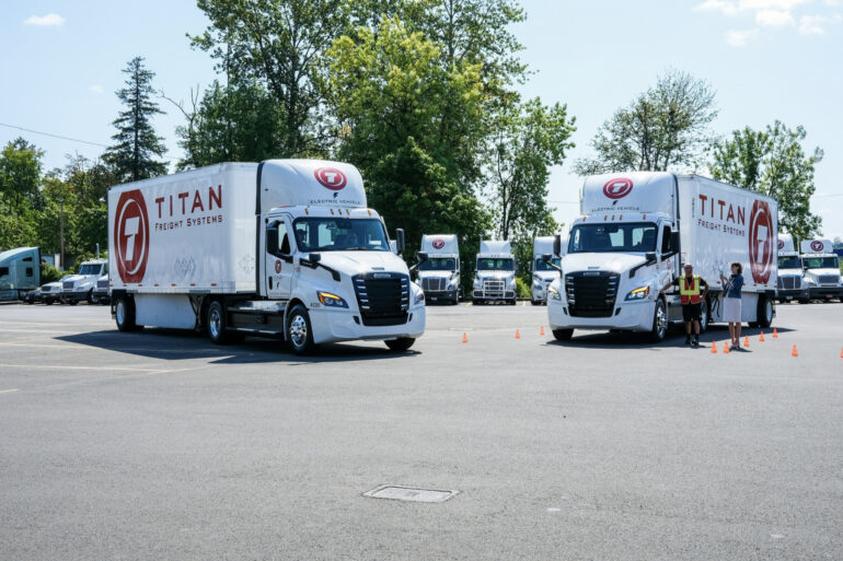 Daimler Truck presente en transición a camiones cero emisiones de TITAN Freight Systems