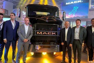 Directivos de Mack Trucks México y Trucks Total México en Expo Transporte ANPACT México