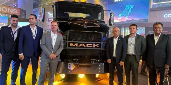 Directivos de Mack Trucks México y Trucks Total México en Expo Transporte ANPACT México