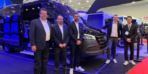 Directivos de Mercedes-Benz Vanes en Expo Transporte