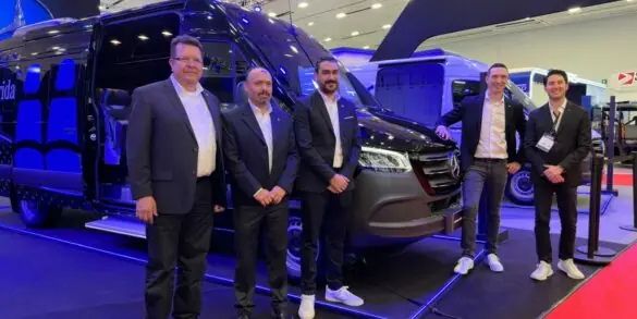 Directivos de Mercedes-Benz Vanes en Expo Transporte