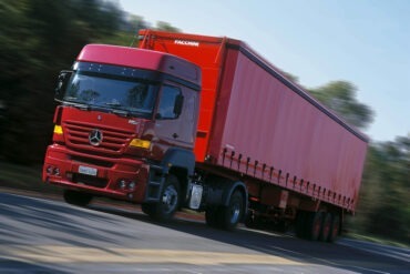 25 Jahre Mercedes-Benz Atego: ein Lkw so vielseitig wie die Transportaufgaben im Verteilerverkehr25th anniversary of the Mercedes-Benz Atego: A truck as versatile as the transport tasks in distribution haulage