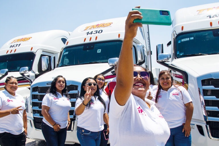 mujeres autotransporte