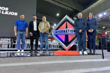 Rafael Alvarenga, presidente de Navistar Lationamerica y su equipo de trabajo