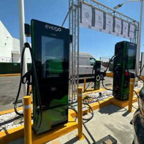 Volkswagen Vehículos Comerciales hub de recarga rápida.