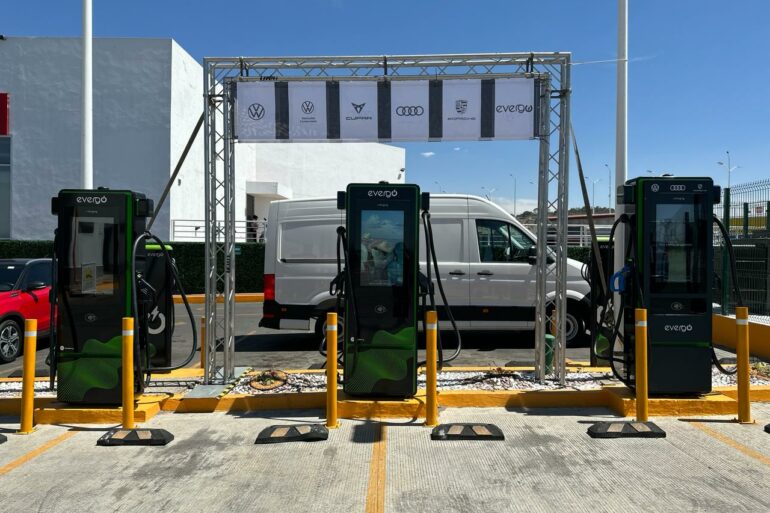 Volkswagen Vehículos Comerciales hub de recarga rápida.