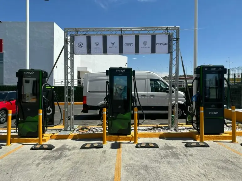 Volkswagen Vehículos Comerciales hub de recarga rápida.