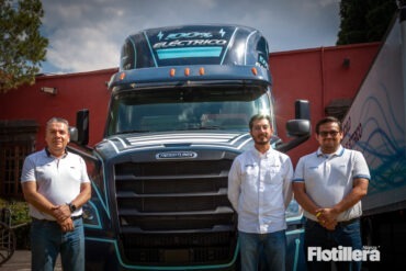 eCascadia con equipo Daimler Truck