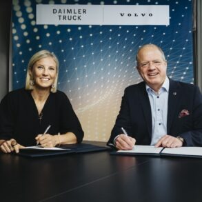 Daimler Truck und Volvo Group unterzeichnen verbindliche Vereinbarung für Joint Venture zur Entwicklung einer softwaredefinierten FahrzeugplattformDaimler Truck and Volvo Group sign binding agreement for joint venture to develop software-defined vehicle