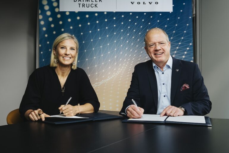 Daimler Truck und Volvo Group unterzeichnen verbindliche Vereinbarung für Joint Venture zur Entwicklung einer softwaredefinierten FahrzeugplattformDaimler Truck and Volvo Group sign binding agreement for joint venture to develop software-defined vehicle