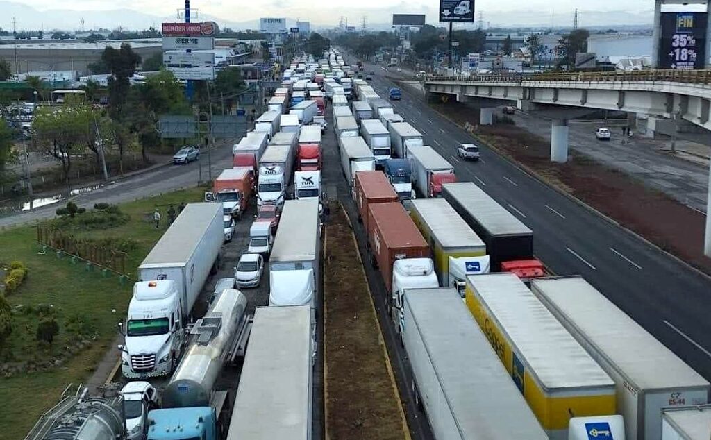 transporte de carga colapsa carreteras
