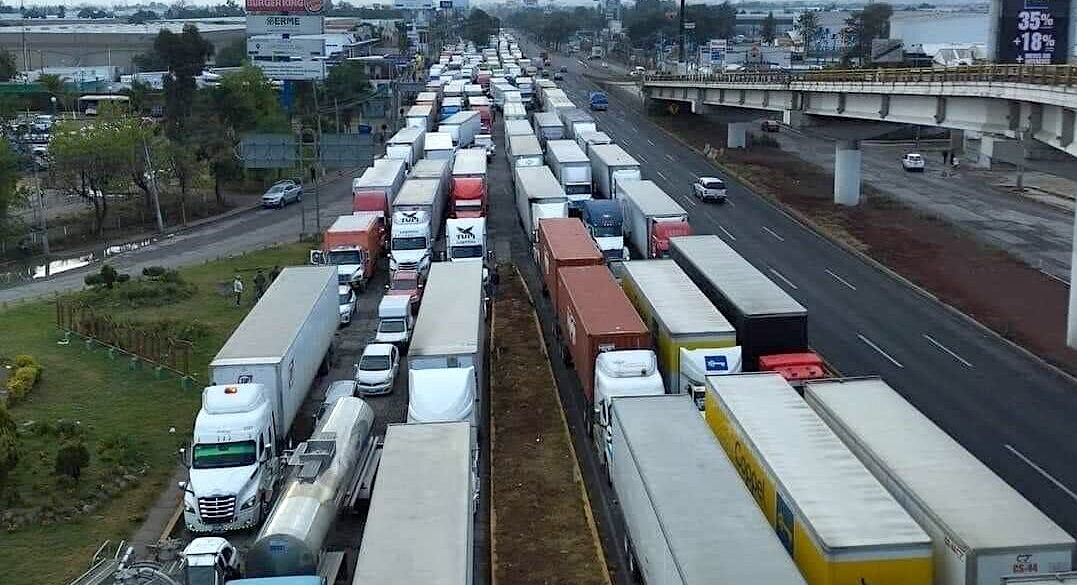 transporte de carga colapsa carreteras