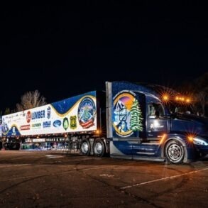 Árbol del Capitolio, transportado con orgullo por Kenworth