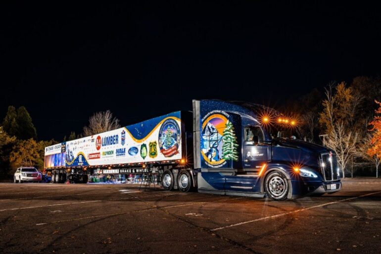 Árbol del Capitolio, transportado con orgullo por Kenworth